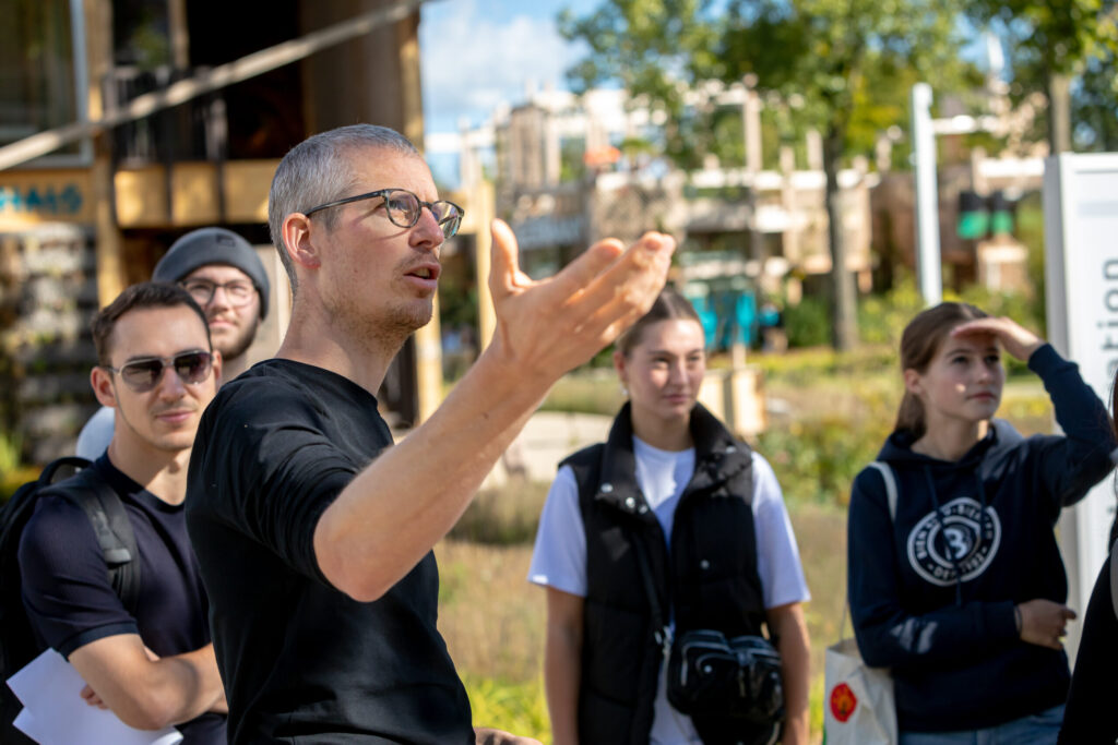 built environment docent legt uit aan studenten 2022