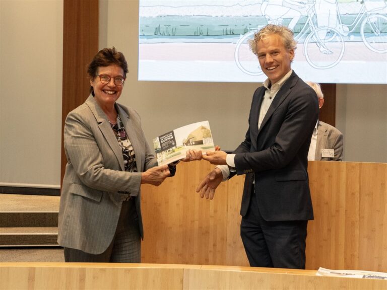 overhandiging rapport tijdens wooncongres