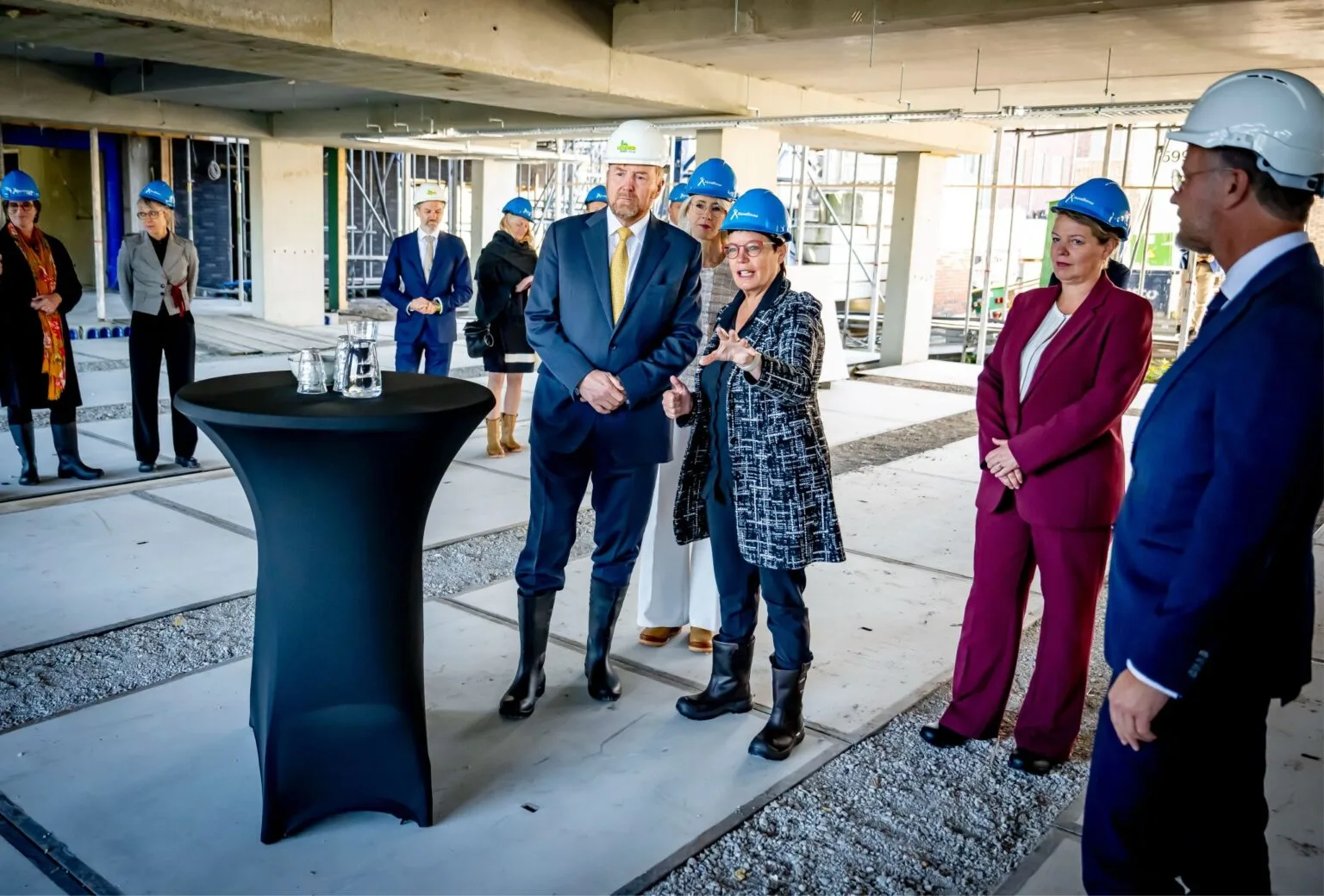 afbeelding werkbezoek koning willem alexander en minister mona keijzer aan assen