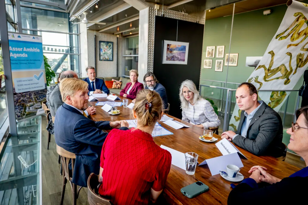 ASSEN - Koning Willem-Alexander en minister Mona Keijzer (Volkshuisvesting en Ruimtelijke Ordening) bekijken een voormalig fabrieksterrein tijdens een werkbezoek aan Assen in het kader van de ruimtelijke ontwikkeling in Drenthe. ROBIN UTRECHT