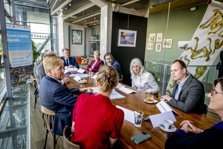 ASSEN - Koning Willem-Alexander en minister Mona Keijzer (Volkshuisvesting en Ruimtelijke Ordening) bekijken een voormalig fabrieksterrein tijdens een werkbezoek aan Assen in het kader van de ruimtelijke ontwikkeling in Drenthe. ROBIN UTRECHT