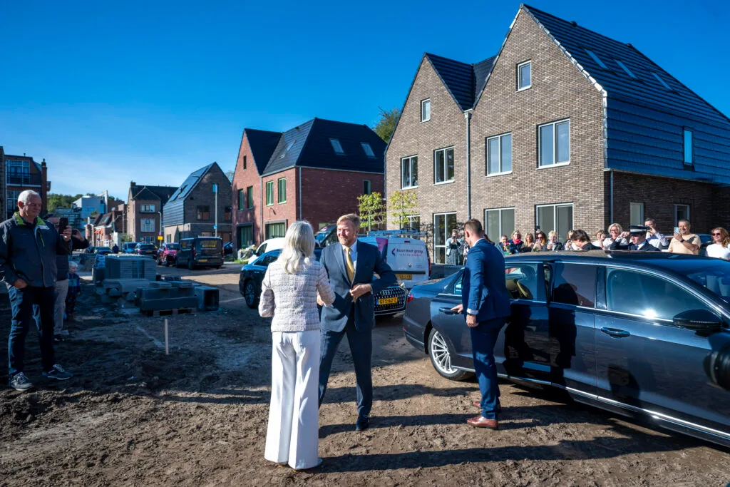 Assen: Zijne Majesteit de Koning brengt samen met minister van Volkshuisvesting en Ruimtelijke Ordening, Mona Keijzer, een werkbezoek aan Assen in het kader van de ruimtelijke ontwikkeling in Drenthe gericht op het NOVEX-gebied Regio Groningen-Assen. COPYRIGHT MARCEL JURIAN DE JONG