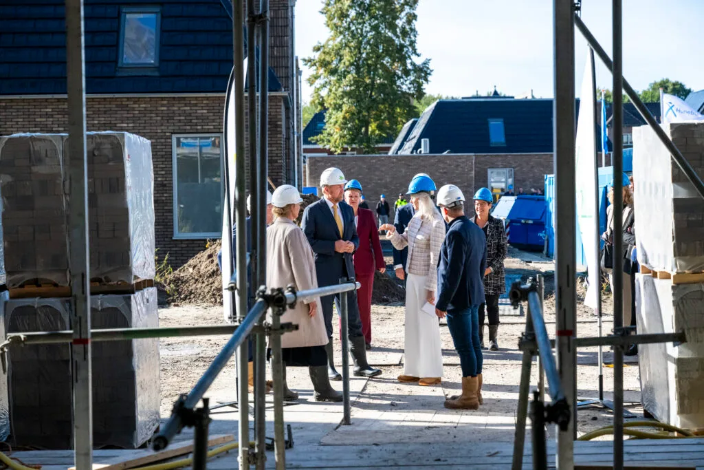 Assen: Zijne Majesteit de Koning brengt samen met minister van Volkshuisvesting en Ruimtelijke Ordening, Mona Keijzer, een werkbezoek aan Assen in het kader van de ruimtelijke ontwikkeling in Drenthe gericht op het NOVEX-gebied Regio Groningen-Assen. COPYRIGHT MARCEL JURIAN DE JONG