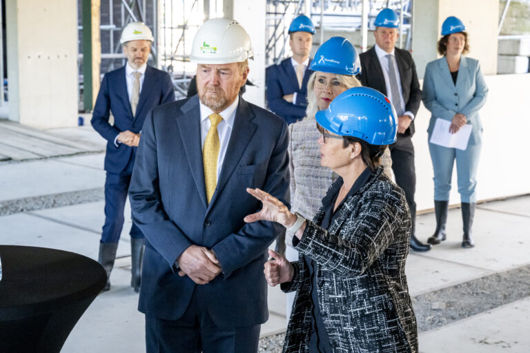 Assen: Zijne Majesteit de Koning brengt samen met minister van Volkshuisvesting en Ruimtelijke Ordening, Mona Keijzer, een werkbezoek aan Assen in het kader van de ruimtelijke ontwikkeling in Drenthe gericht op het NOVEX-gebied Regio Groningen-Assen. COPYRIGHT MARCEL JURIAN DE JONG