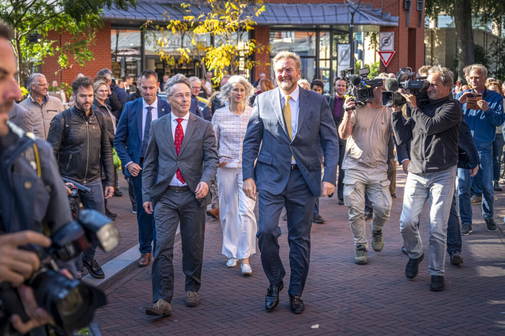Assen: Zijne Majesteit de Koning brengt samen met minister van Volkshuisvesting en Ruimtelijke Ordening, Mona Keijzer, een werkbezoek aan Assen in het kader van de ruimtelijke ontwikkeling in Drenthe gericht op het NOVEX-gebied Regio Groningen-Assen. Op de foto wordt de Koning ontvangen en begeleid door directeur Nico Vanderveen van warenhuis Vanderveen. ANP / HOLLANDSE HOOGTE / MARCEL JURIAN DE JONG ANP / HOLLANDSE HOOGTE / MARCEL JURIAN DE JONG